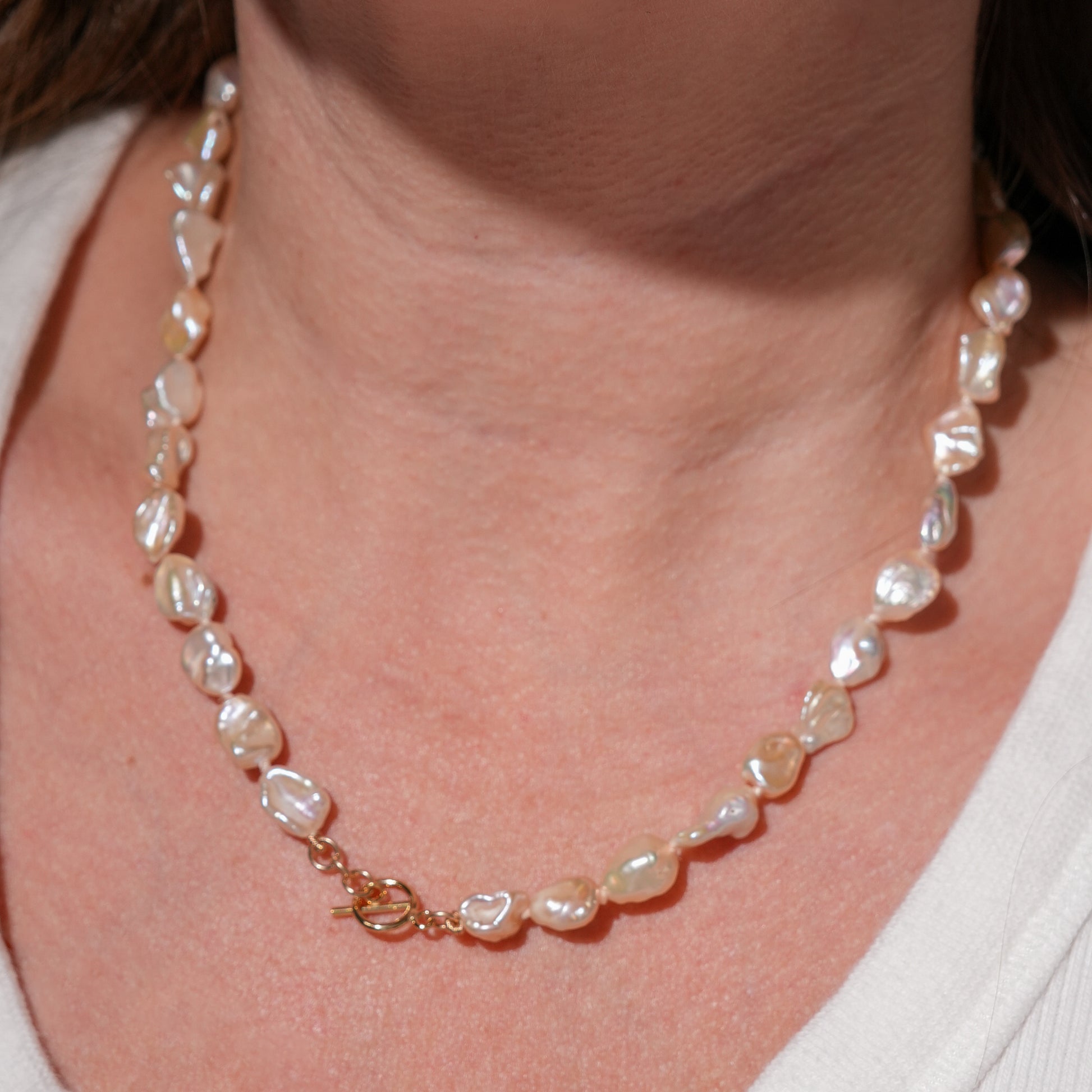 Peachy Keshi Pearl Knotted Necklace on model